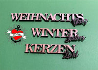 Kreative Holzbuchstaben von der Plotter Datei 'Weihnachtswörter Duo' von Easy-Sticks: Die stylischen Wörter 'WEIHNACHTS Glanz', 'WINTER Zauber' und 'KERZEN Licht' auf grünem Hintergrund, ideal für DIY-Projekte zur Weihnachtszeit.