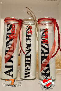 Stimmungsvolle Kerzen im Glas mit der Plotter Datei 'Weihnachtswörter Duo' von Easy-Sticks: Drei kleine Glaskerzen verziert mit festlichen Redekrals und dem Schriftzug 'ADVENTS Grüße', 'WEIHNACHTS Licht' und 'KERZEN Schein'.