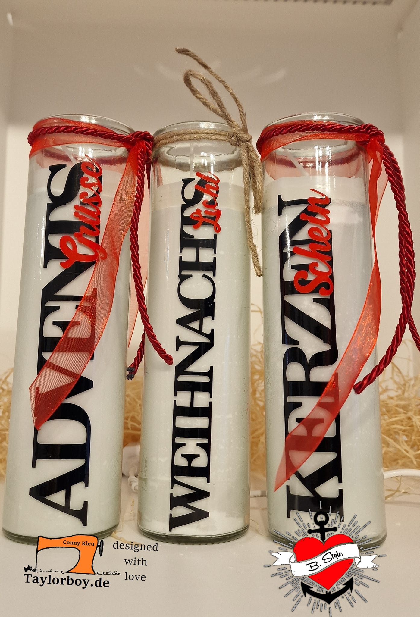 Stimmungsvolle Kerzen im Glas mit der Plotter Datei 'Weihnachtswörter Duo' von Easy-Sticks: Drei kleine Glaskerzen verziert mit festlichen Redekrals und dem Schriftzug 'ADVENTS Grüße', 'WEIHNACHTS Licht' und 'KERZEN Schein'.