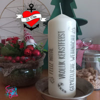 Einzelne Kerze dekoriert mit festlichen Botschaften wie "Feliz Natal" und "Vrolijk Kerstfeest", ideal für kreative Weihnachtsprojekte mit der Plotterdatei von easy-sticks.