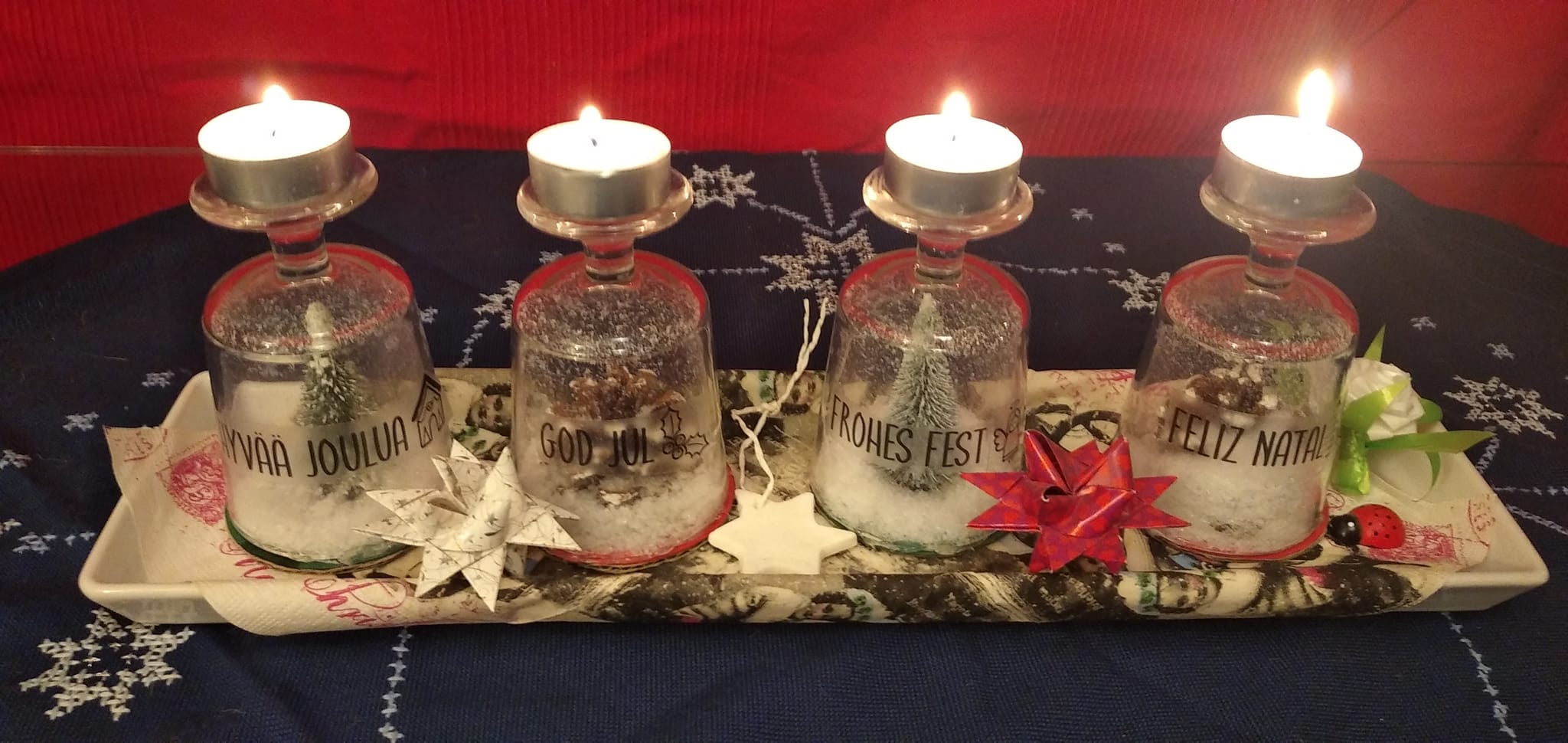 Verschiedene Kerzenständer mit beleuchteten Kerzen und festlichen Grüßen, eine kreative Deko-Idee von easy-sticks, die zur Plotterdatei "Weihnachtsgrüße 1" passt.