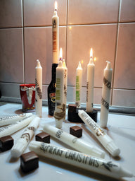 Leuchtende Kerzen mit verschiedenen Weihnachtsgrüßen, perfekt für festliche Feierlichkeiten, entworfen von easy-sticks in der Plotterdatei "Weihnachtsgrüße 1".