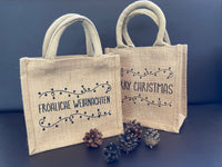 Zwei jute Taschen mit Texten "Frohe Weihnachten" und "Merry Christmas", ideal für Geschenke, von easy-sticks, passend zur Plotterdatei "Weihnachtsgrüße 1".