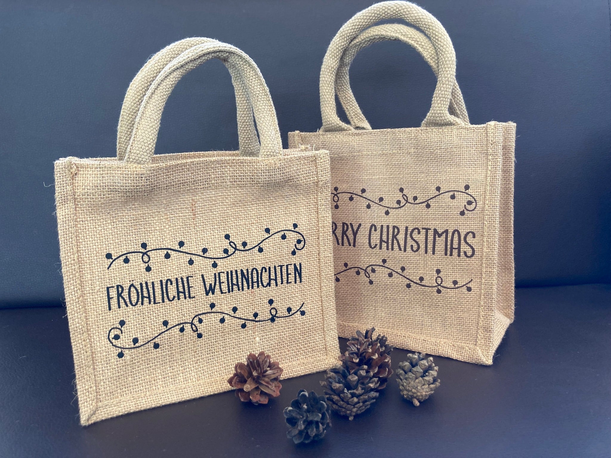 Zwei jute Taschen mit Texten "Frohe Weihnachten" und "Merry Christmas", ideal für Geschenke, von easy-sticks, passend zur Plotterdatei "Weihnachtsgrüße 1".
