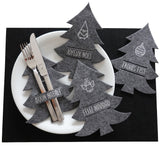 Weihnachtstisch mit filzartigen Baum-Placeholders in verschiedenen Sprachen, eine charmante Geschenkidee von easy-sticks, inspiriert von der Plotterdatei "Weihnachtsgrüße 1".