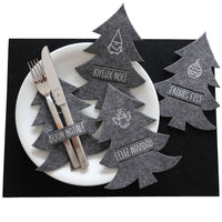 Weihnachtstisch mit filzartigen Baum-Placeholders in verschiedenen Sprachen, eine charmante Geschenkidee von easy-sticks, inspiriert von der Plotterdatei "Weihnachtsgrüße 1".