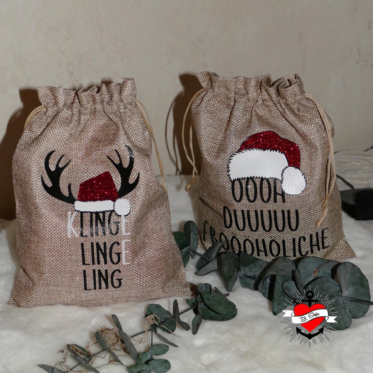 Stilvolle weihnachtliche Geschenktüten mit Aufdrucken von Rentierhörnern und Weihnachtsmützen, erstellt mit der Plotterdatei "Oh du fröhliche Hohoho Tannenbaum Weihnachten Weihnachtsmützen" von Easy-Sticks.