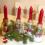 Rote Kerzen in Glasflaschen, umgeben von Tannenzweigen und Verzierungen für die Adventszeit, von easy-sticks, Teil der Weihnachtsgrüße 2 Plotterdatei und PDF für Kerzengestaltung.
