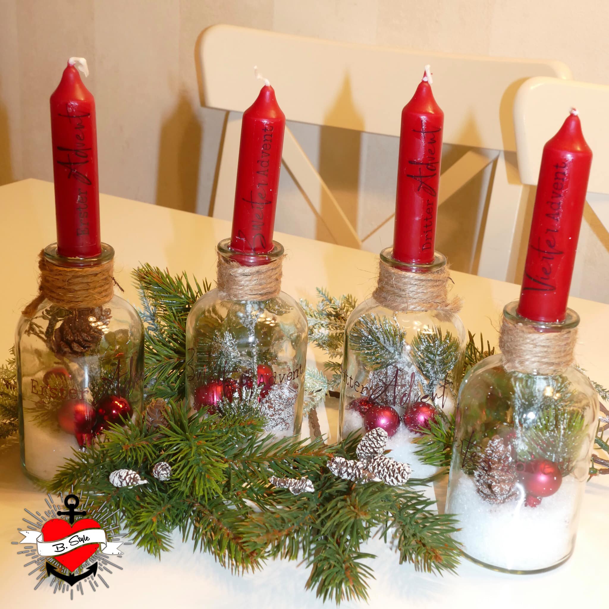 Rote Kerzen in Glasflaschen, umgeben von Tannenzweigen und Verzierungen für die Adventszeit, von easy-sticks, Teil der Weihnachtsgrüße 2 Plotterdatei und PDF für Kerzengestaltung.