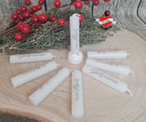Gruppe von Adventskerzen mit dekorativem Kerzenhalter und winterlicher Pflanzenumrandung, präsentiert von easy-sticks, aus der Weihnachtsgrüße 2 Plotterdatei und PDF für Kerzengestaltung.