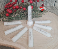 Gruppe von Adventskerzen mit dekorativem Kerzenhalter und winterlicher Pflanzenumrandung, präsentiert von easy-sticks, aus der Weihnachtsgrüße 2 Plotterdatei und PDF für Kerzengestaltung.