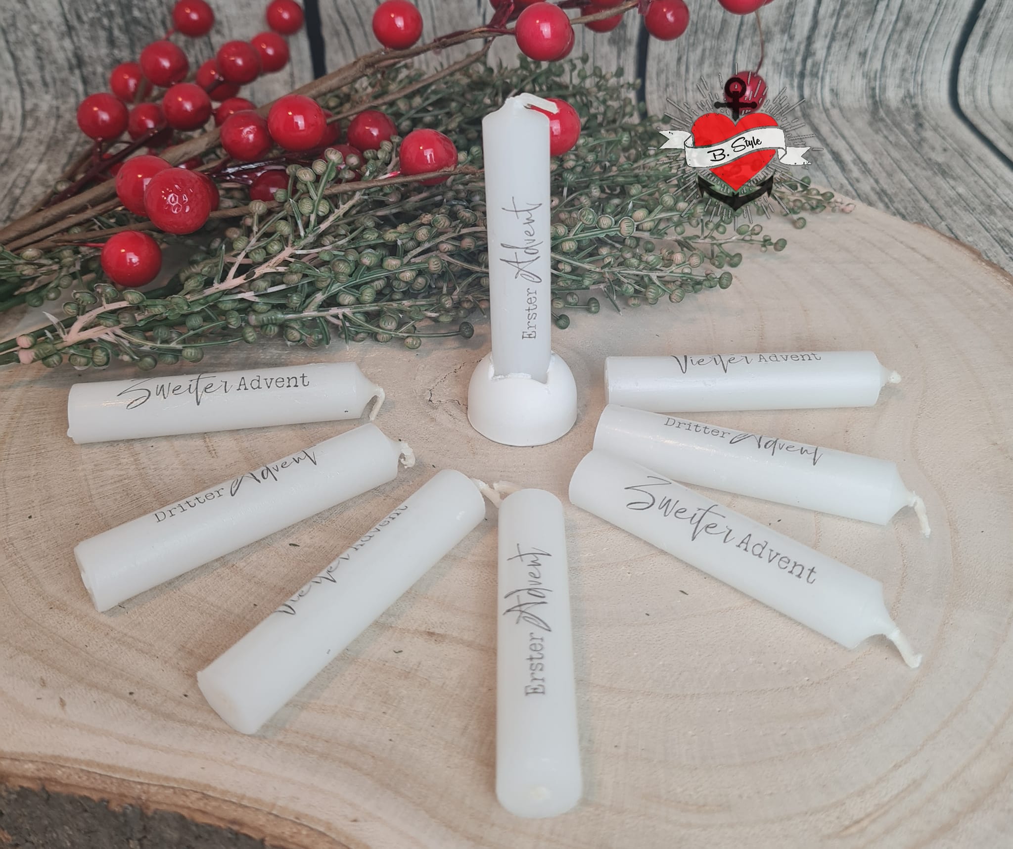 Gruppe von Adventskerzen mit dekorativem Kerzenhalter und winterlicher Pflanzenumrandung, präsentiert von easy-sticks, aus der Weihnachtsgrüße 2 Plotterdatei und PDF für Kerzengestaltung.