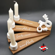 Weihnachtsgrüße 2 von easy-sticks: Adventskerzen auf einem stilvollen Holzständer mit elegantem Schriftzug für festliche Lichter.