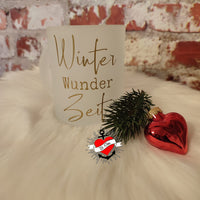 Frostbecher mit der Aufschrift 'Winter Wunder Zeit', dekoriert mit rotem Herzanhänger und Tannenzweigen, von easy-sticks, Teil der Weihnachtsgrüße 2 Plotterdatei und PDF für Kerzengestaltung.