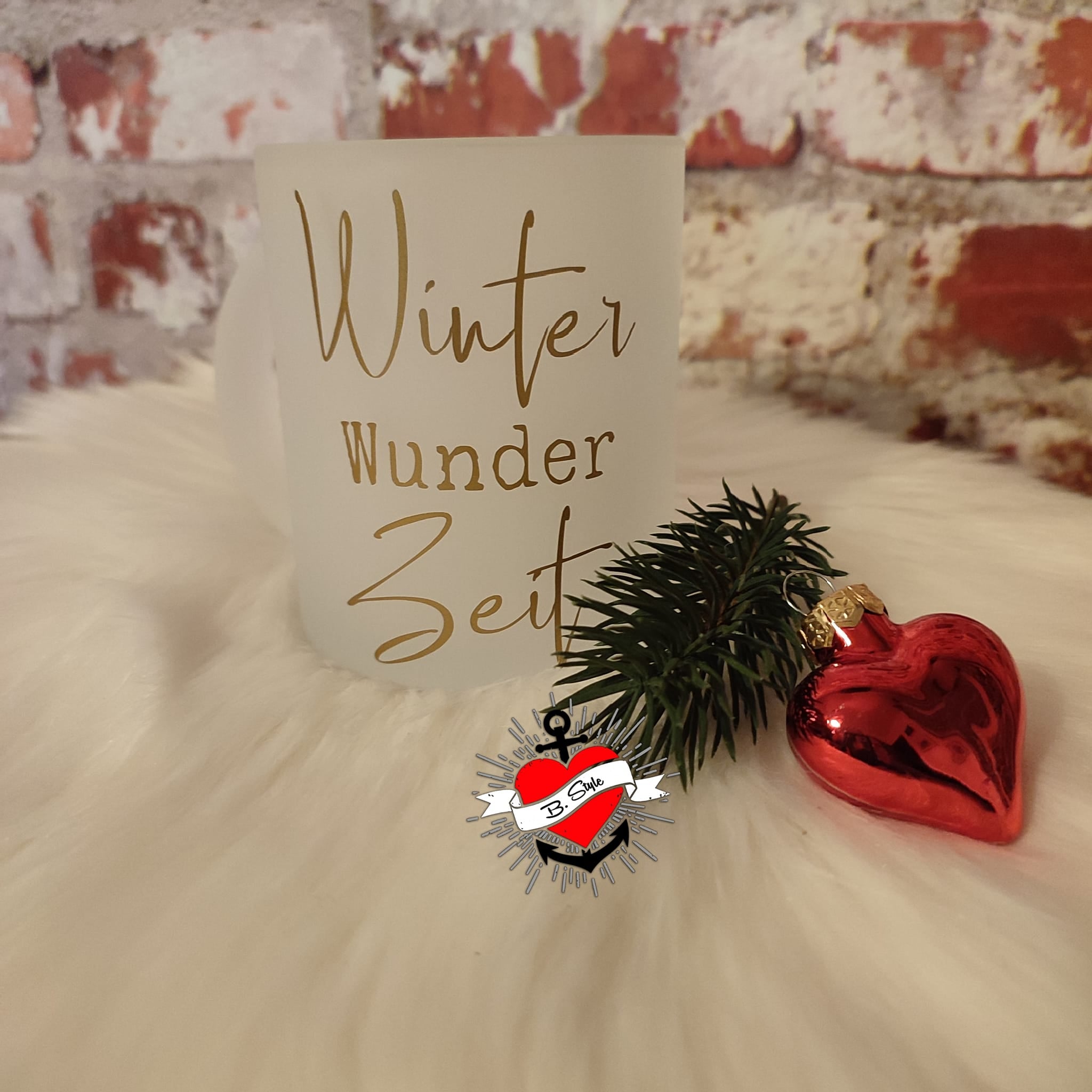 Frostbecher mit der Aufschrift 'Winter Wunder Zeit', dekoriert mit rotem Herzanhänger und Tannenzweigen, von easy-sticks, Teil der Weihnachtsgrüße 2 Plotterdatei und PDF für Kerzengestaltung.