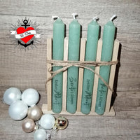 Weihnachtsgrüße 2 von easy-sticks: Grüner Adventskerzenständer mit dekorativen Kerzen und festlichen Ornamenten für eine besinnliche Weihnachtsdekoration.