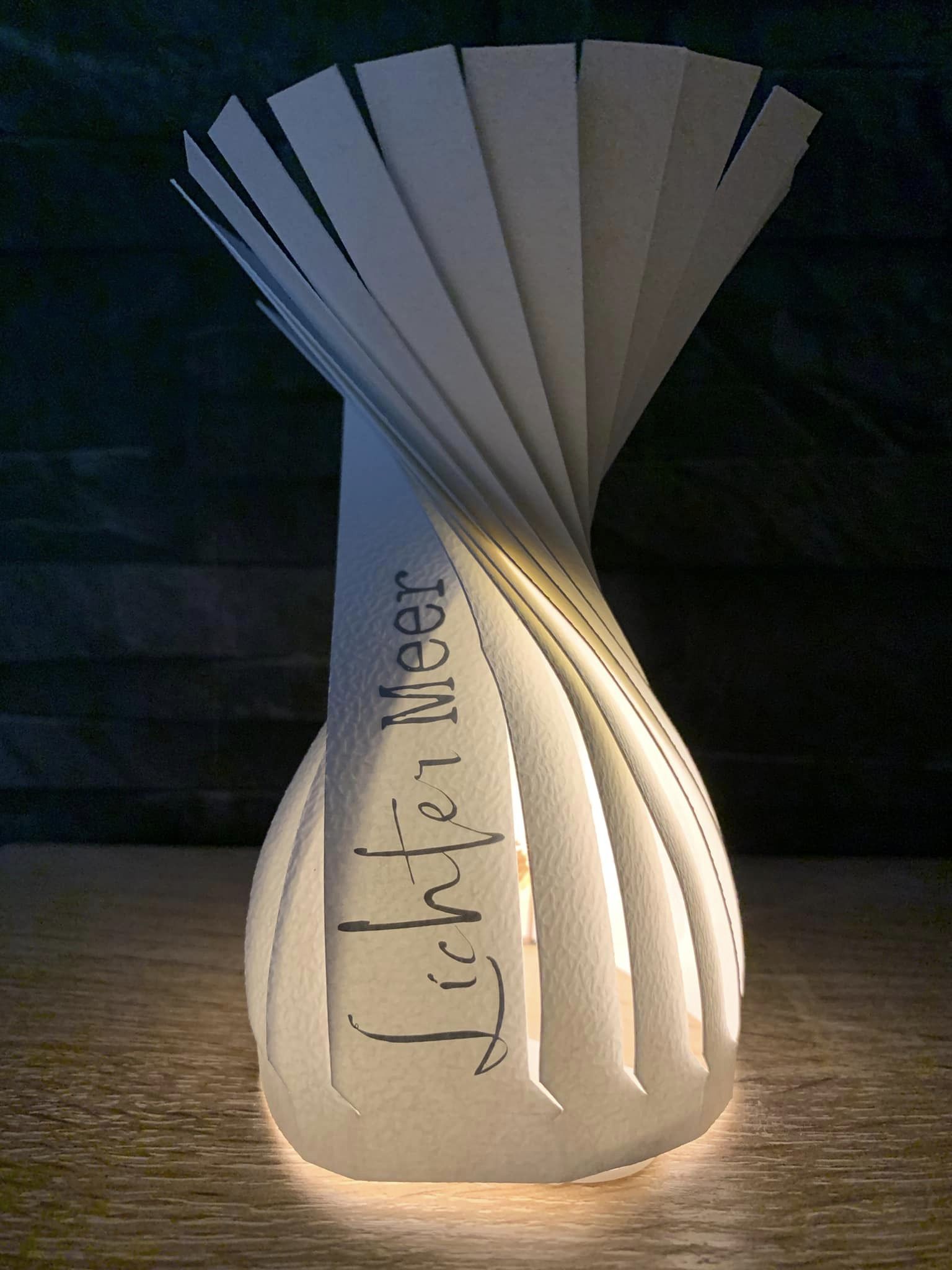 Weihnachtsgrüße 2 von easy-sticks: Ein einzigartiger Papierschein mit dem Schriftzug 'Lichter Meer', ideal für stimmungsvolle Beleuchtung zur Adventszeit.