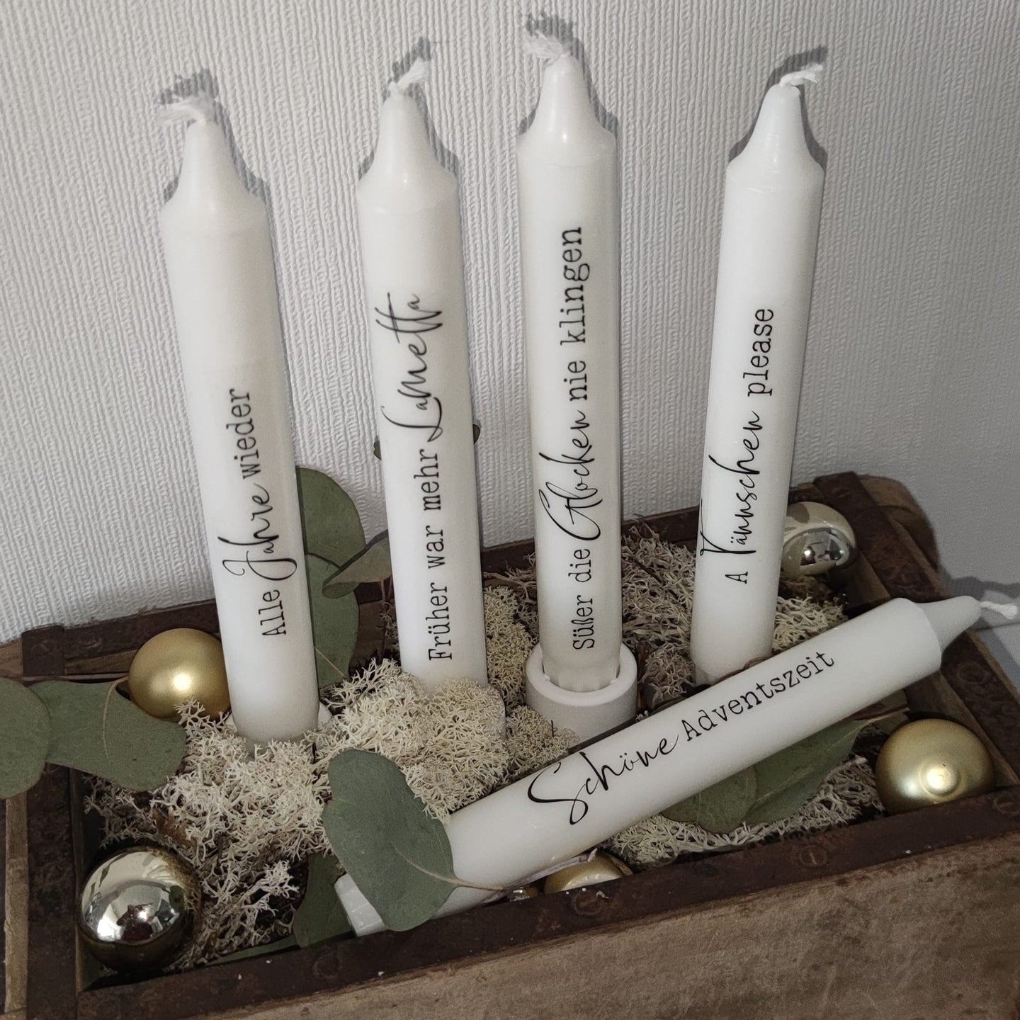 Elegante weiße Kerzen mit verschiedenen Weihnachtsgrüßen, gestaltet mit Kreativität und der "Weihnachtsgrüße 3" Plotterdatei von easy-sticks.