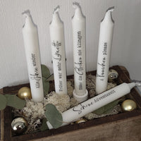 Elegante weiße Kerzen mit verschiedenen Weihnachtsgrüßen, gestaltet mit Kreativität und der "Weihnachtsgrüße 3" Plotterdatei von easy-sticks.