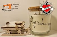 Einzigartige Duftkerze "Magische Momente" in stilvollem Glas mit Korkdeckel, erstellt mit der Plotterdatei und PDF "Weihnachtsgrüße 3" von easy-sticks. Begleitet von einer kleinen Holzschlitten-Dekoration.