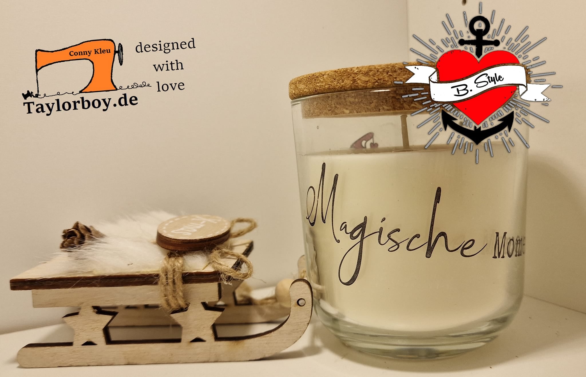 Einzigartige Duftkerze "Magische Momente" in stilvollem Glas mit Korkdeckel, erstellt mit der Plotterdatei und PDF "Weihnachtsgrüße 3" von easy-sticks. Begleitet von einer kleinen Holzschlitten-Dekoration.
