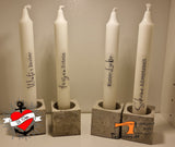 Elegant dekorierte Kerzen mit den Namen "Winterzauber" und "Schöne Adventszeit" aus der Plotterdatei und PDF "Weihnachtsgrüße 3" von easy-sticks. Stilvolle Betonkerzenhalter verleihen einen modernen Touch.