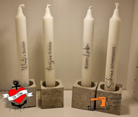 Elegant dekorierte Kerzen mit den Namen "Winterzauber" und "Schöne Adventszeit" aus der Plotterdatei und PDF "Weihnachtsgrüße 3" von easy-sticks. Stilvolle Betonkerzenhalter verleihen einen modernen Touch.