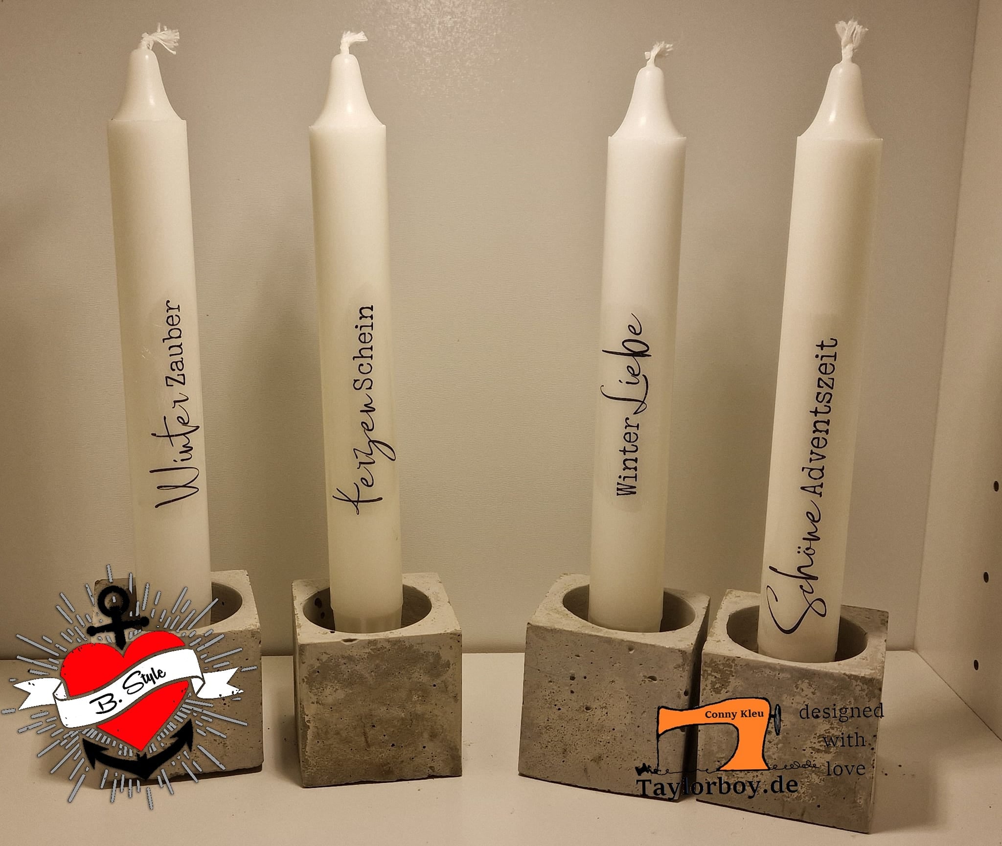 Elegant dekorierte Kerzen mit den Namen "Winterzauber" und "Schöne Adventszeit" aus der Plotterdatei und PDF "Weihnachtsgrüße 3" von easy-sticks. Stilvolle Betonkerzenhalter verleihen einen modernen Touch.
