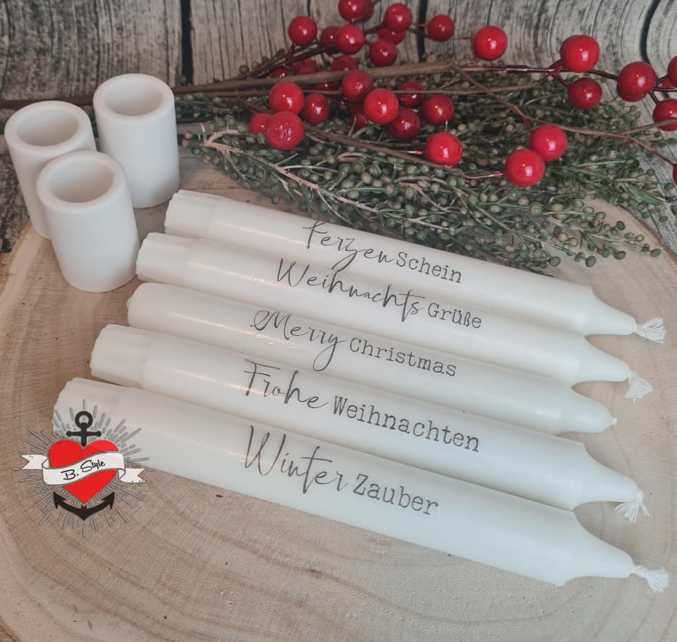 Vielfältige Weihnachtskerzen mit den Aufschriften "Ferzenschein", "Merry Christmas" und mehr, inspiriert durch die Plotterdatei und PDF "Weihnachtsgrüße 3" von easy-sticks. Rustikales Holz-Design bringt festliche Stimmung.