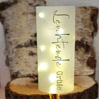 Schön gestaltetes LED-Licht mit Inschrift "Leuchtende Grüße", ideal für einzigartige Kerzengestaltung mit der "Weihnachtsgrüße 3" Plotterdatei von easy-sticks.