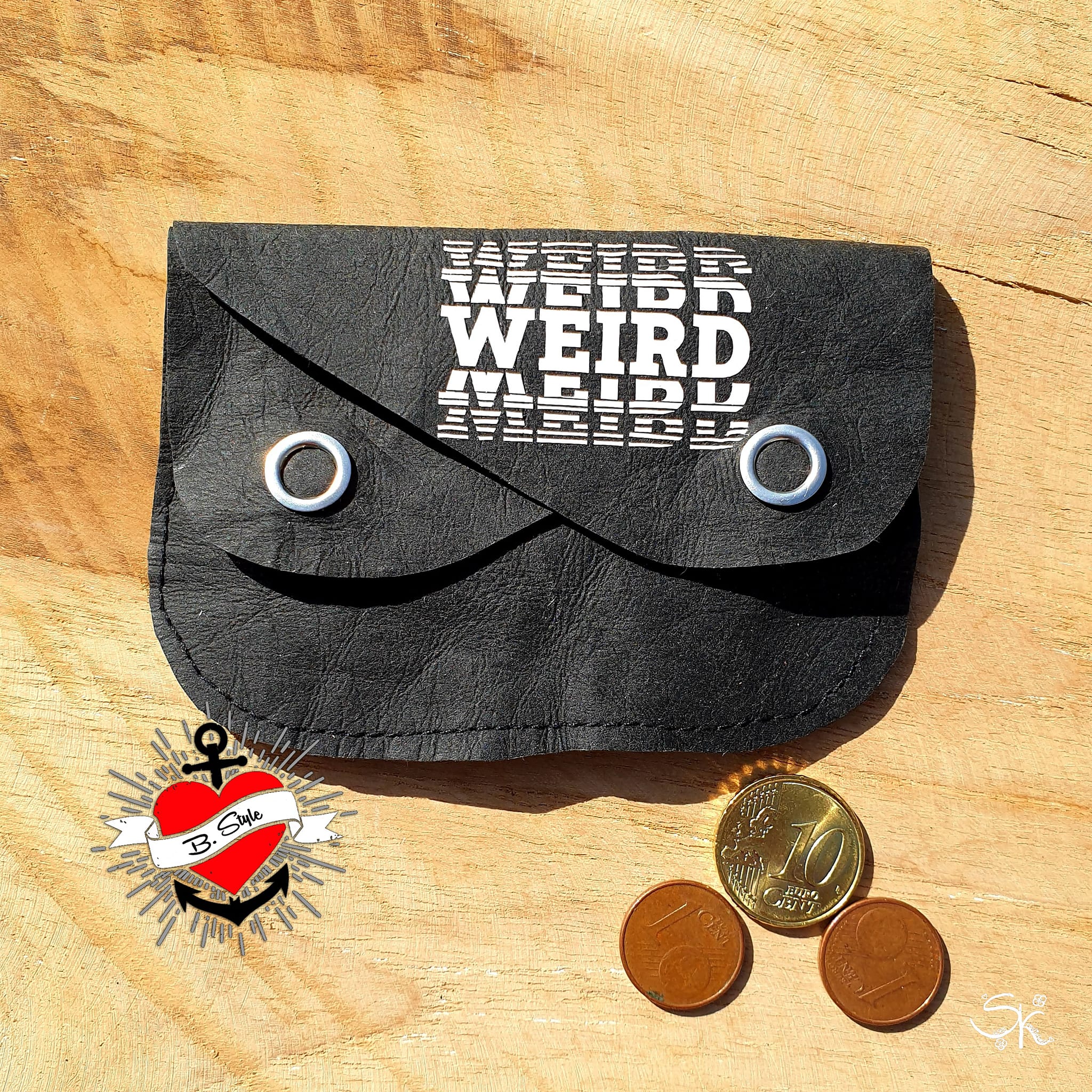 Schwarze Geldbörse mit dem einzigartigen "Weird" Design von B. Style, ideal für den Alltag.