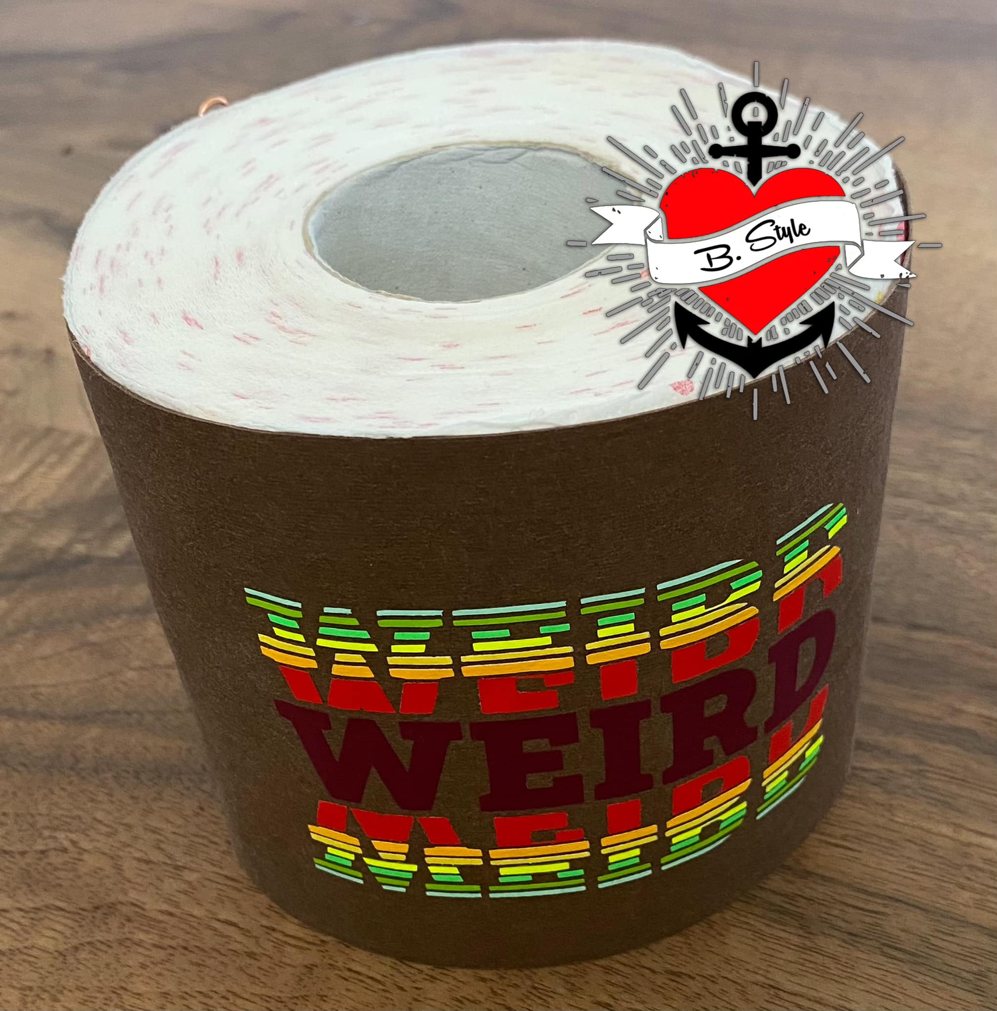 B. Style präsentiert die "Weird" Plotterdatei auf einem bunten Klebeband, ideal für kreative Projekte.