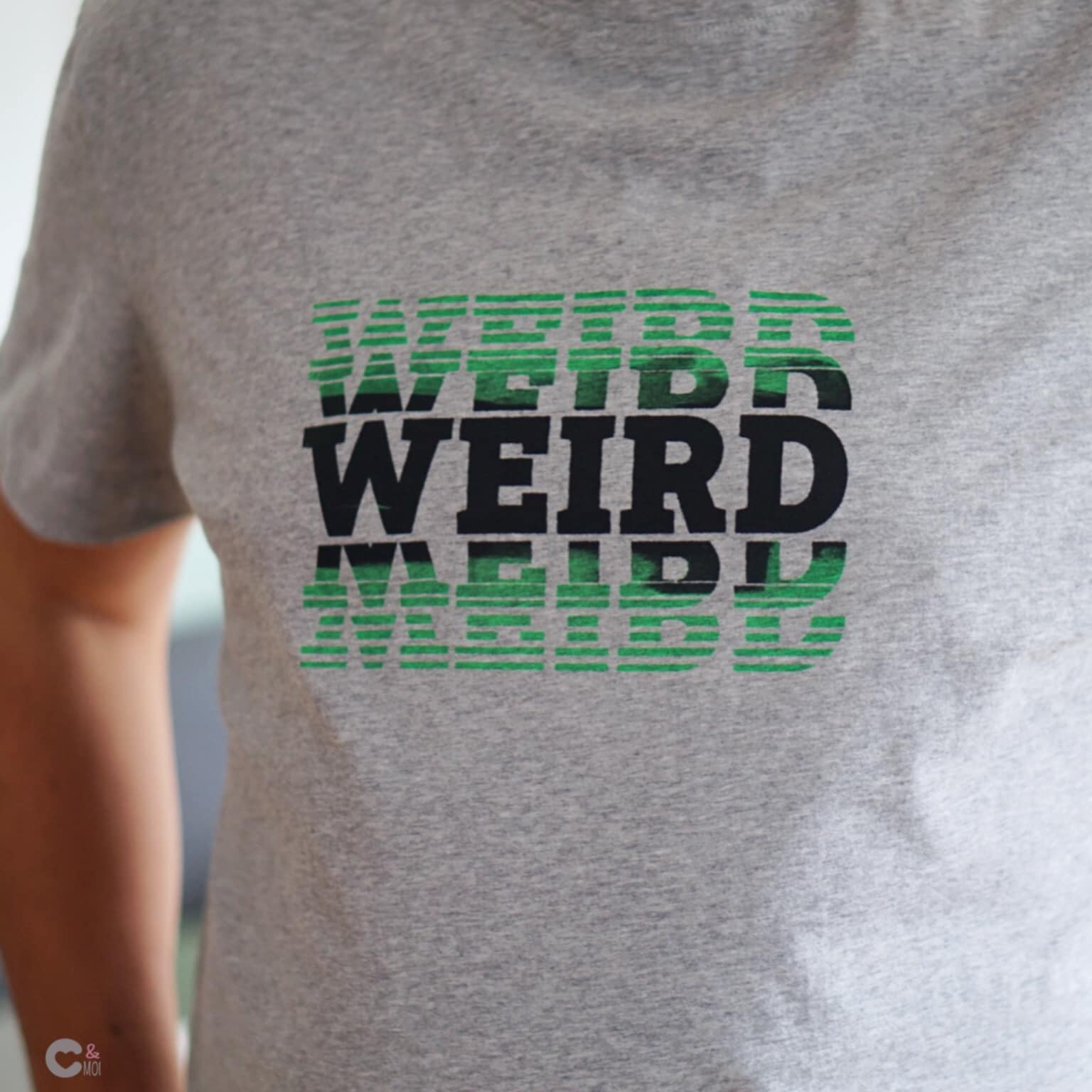 Stylisches graues T-Shirt mit dem Aufdruck "Weird", designt von B. Style, perfekt für individuelle Mode.