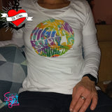 Frau in einem weißen Shirt mit dem bunten Aufdruck "Weird Moms" Plotterdatei von easy-sticks, perfekt für kreative DIY-Projekte.