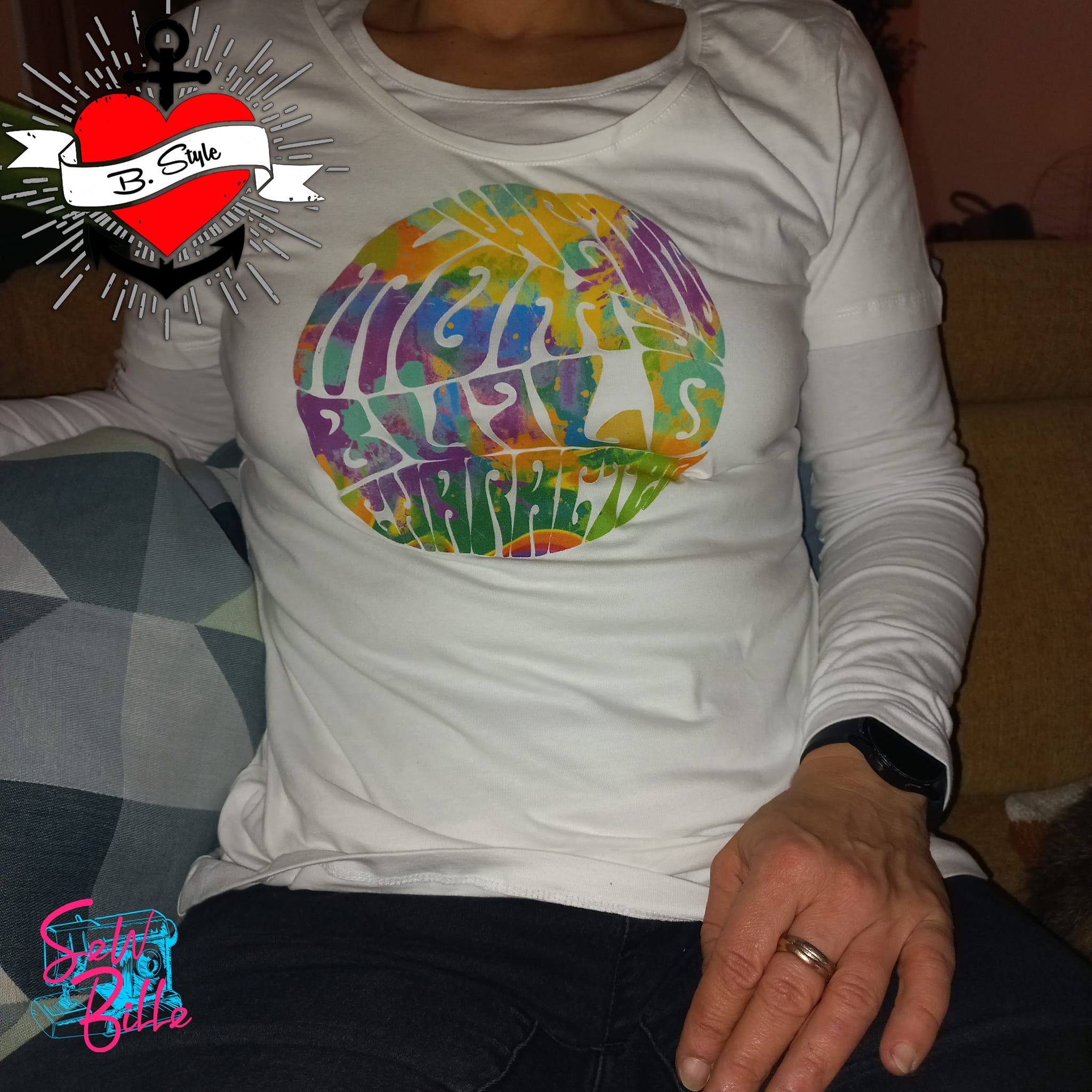Frau in einem weißen Shirt mit dem bunten Aufdruck "Weird Moms" Plotterdatei von easy-sticks, perfekt für kreative DIY-Projekte.