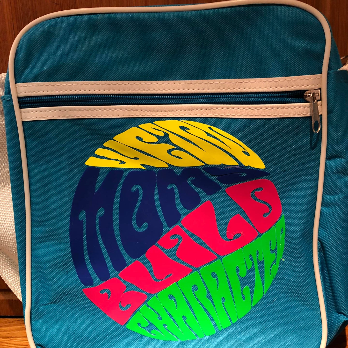 Bunte Tasche mit dem Aufdruck "Weird Moms" Plotterdatei von easy-sticks, ideal für kreative Bastelprojekte.