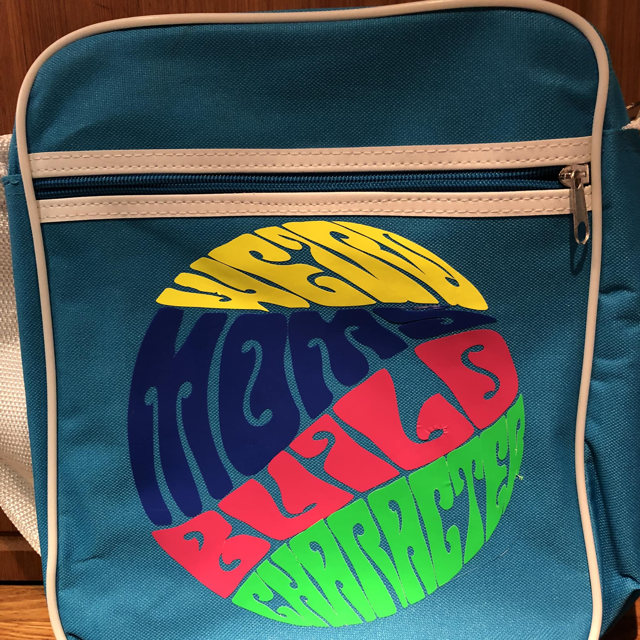 Bunte Tasche mit dem Aufdruck "Weird Moms" Plotterdatei von easy-sticks, ideal für kreative Bastelprojekte.