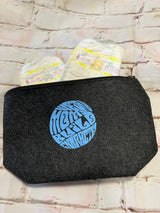 Stylische Wickeltasche mit dem Schriftzug "Weird Moms" von easy-sticks in leuchtendem Blau, ideal für die Aufbewahrung von Windeln und Babyausstattung.