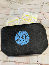Stylische Wickeltasche mit dem Schriftzug "Weird Moms" von easy-sticks in leuchtendem Blau, ideal für die Aufbewahrung von Windeln und Babyausstattung.