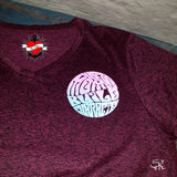 Kreatives T-Shirt mit dem Design "Weird Moms" von easy-sticks, das die Botschaft "Moms Build Character" in einem einzigartigen, farbigen Schriftzug auf einem weinroten Stoff präsentiert.