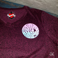 Kreatives T-Shirt mit dem Design "Weird Moms" von easy-sticks, das die Botschaft "Moms Build Character" in einem einzigartigen, farbigen Schriftzug auf einem weinroten Stoff präsentiert.