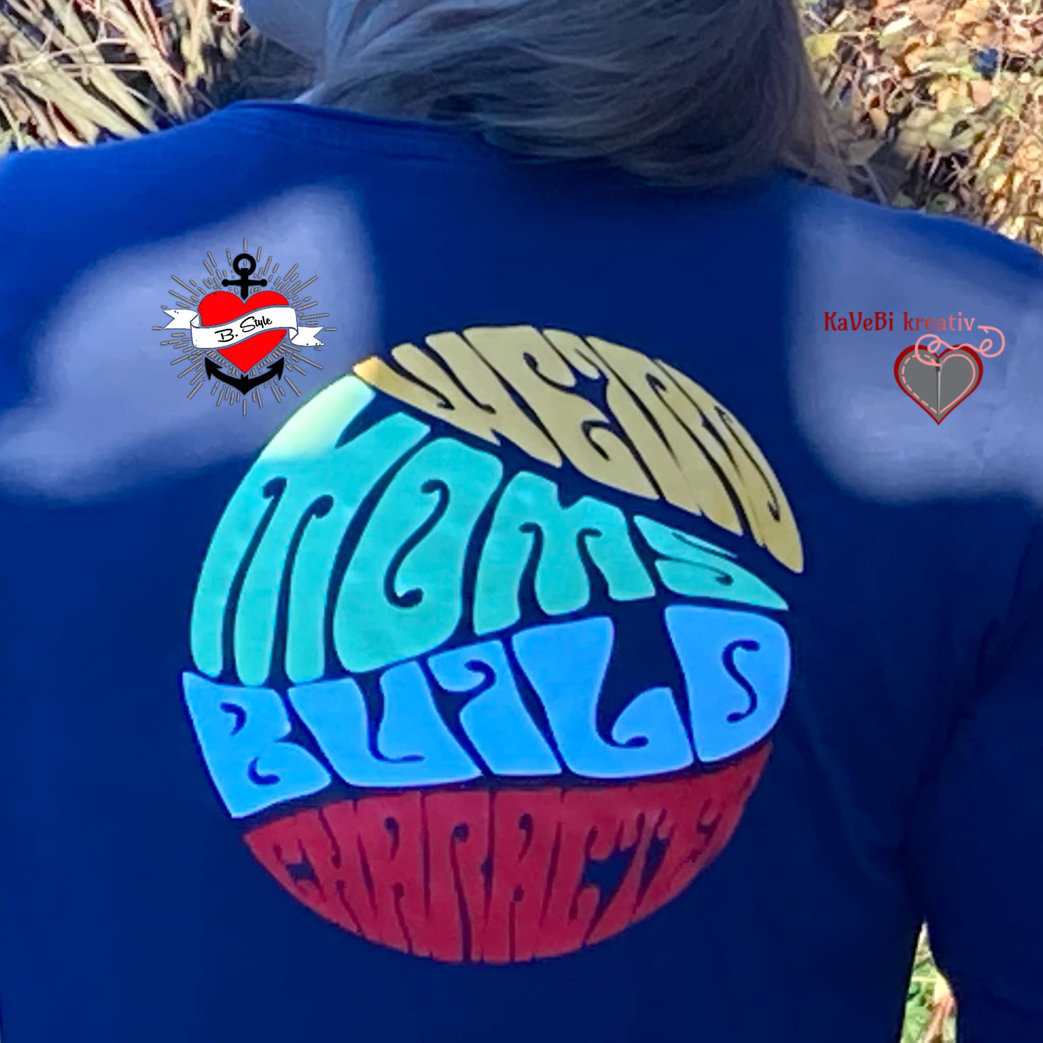 Person trägt ein blaues Shirt mit dem stylischen Aufdruck "Weird Moms" Plotterdatei von easy-sticks, eine kreative Statement-Kleidung.