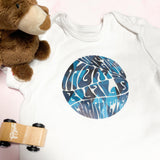 Babybody mit dem grafischen Design "Weird Moms" Plotterdatei von easy-sticks, ideal für kreative Babygeschenke.