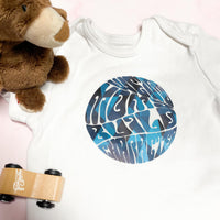 Babybody mit dem grafischen Design "Weird Moms" Plotterdatei von easy-sticks, ideal für kreative Babygeschenke.