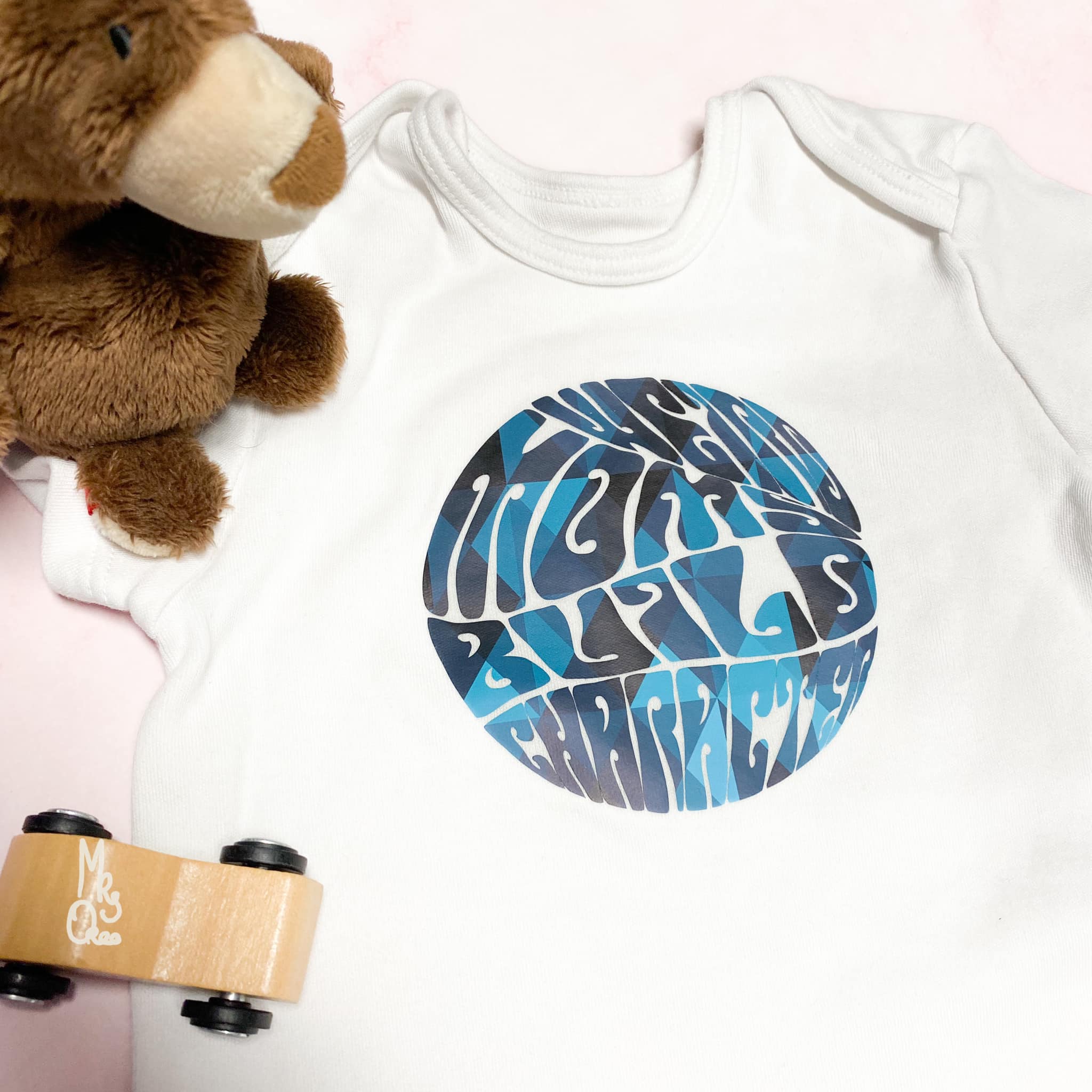 Babybody mit dem grafischen Design "Weird Moms" Plotterdatei von easy-sticks, ideal für kreative Babygeschenke.