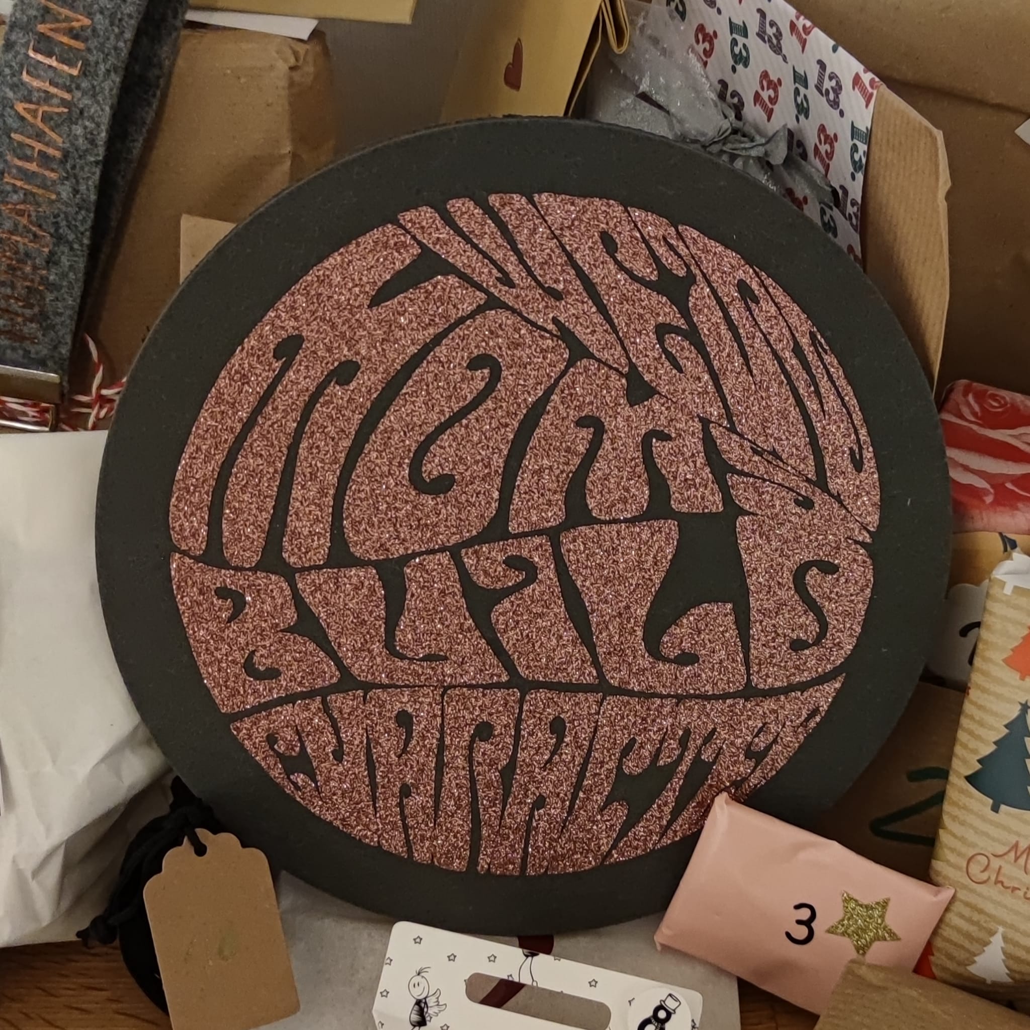 Runde Wanddekoration mit dem Design "Weird Moms" von easy-sticks, die in funkelndem Glitzer verkörpert, eine kreative Ergänzung für jedes Zuhause.