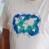 Kreatives T-Shirt mit Weltkarten-Design in Farben von easy-sticks, ideal für DIY-Projekte mit der Weltkarte Plotterdatei.