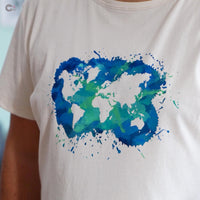 Kreatives T-Shirt mit Weltkarten-Design in Farben von easy-sticks, ideal für DIY-Projekte mit der Weltkarte Plotterdatei.