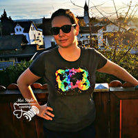 Modisches T-Shirt mit buntem Weltkarten-Design von easy-sticks, ideal für kreative Persönlichkeiten.