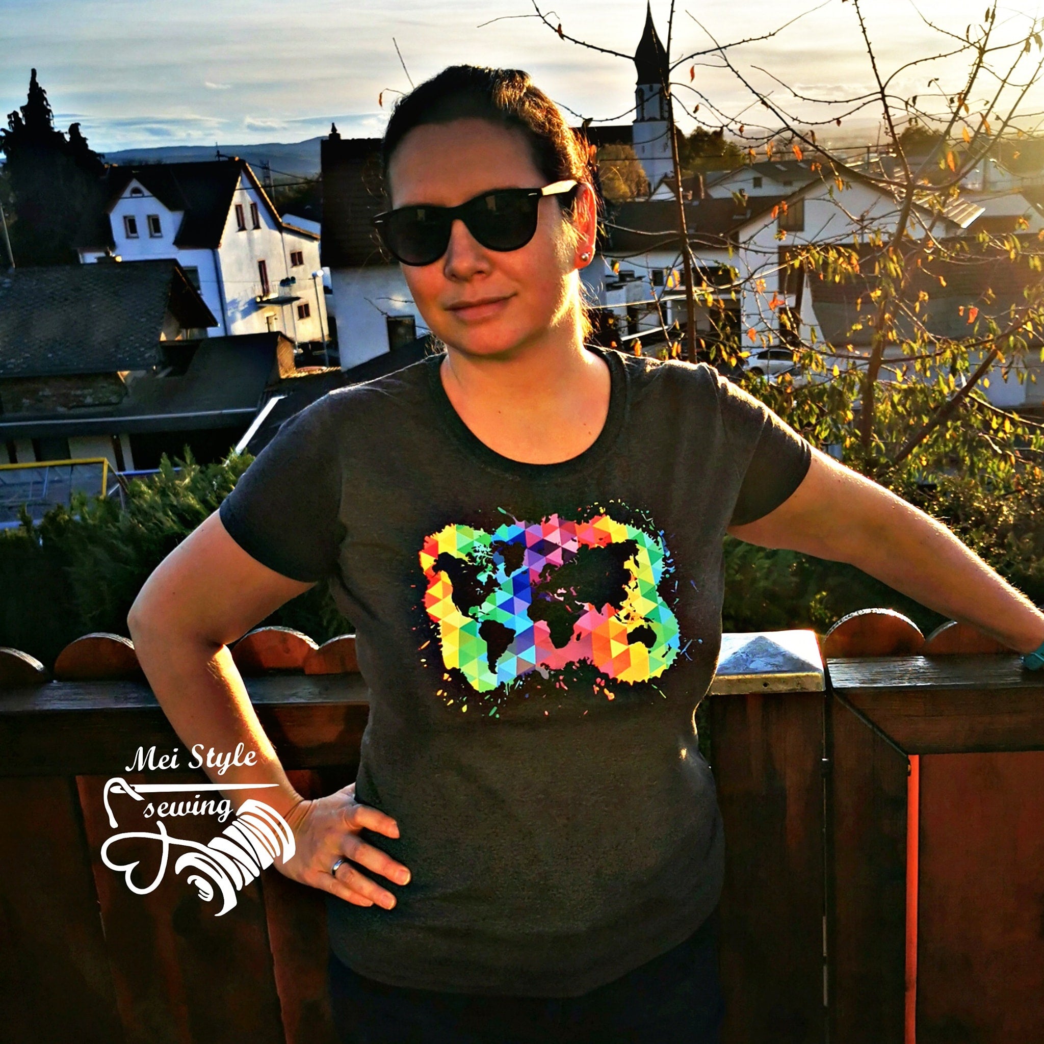 Modisches T-Shirt mit buntem Weltkarten-Design von easy-sticks, ideal für kreative Persönlichkeiten.